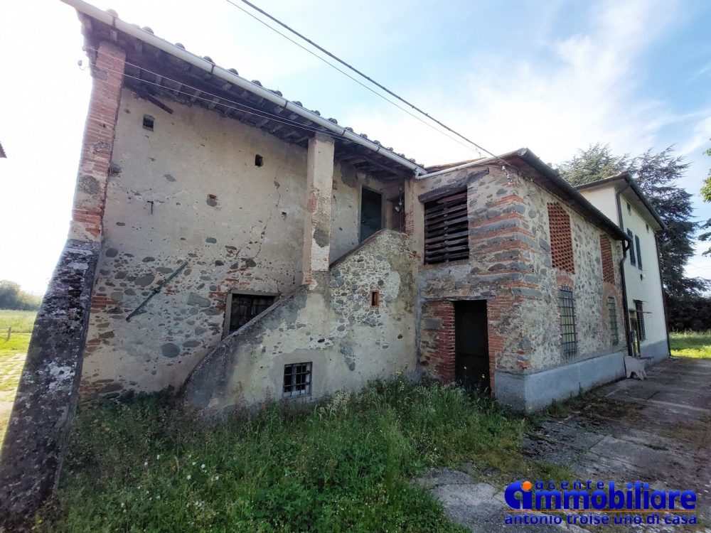 pistoia vendesi casa colonica con terreno 10