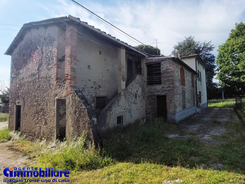 pistoia vendesi casa colonica con terreno 2