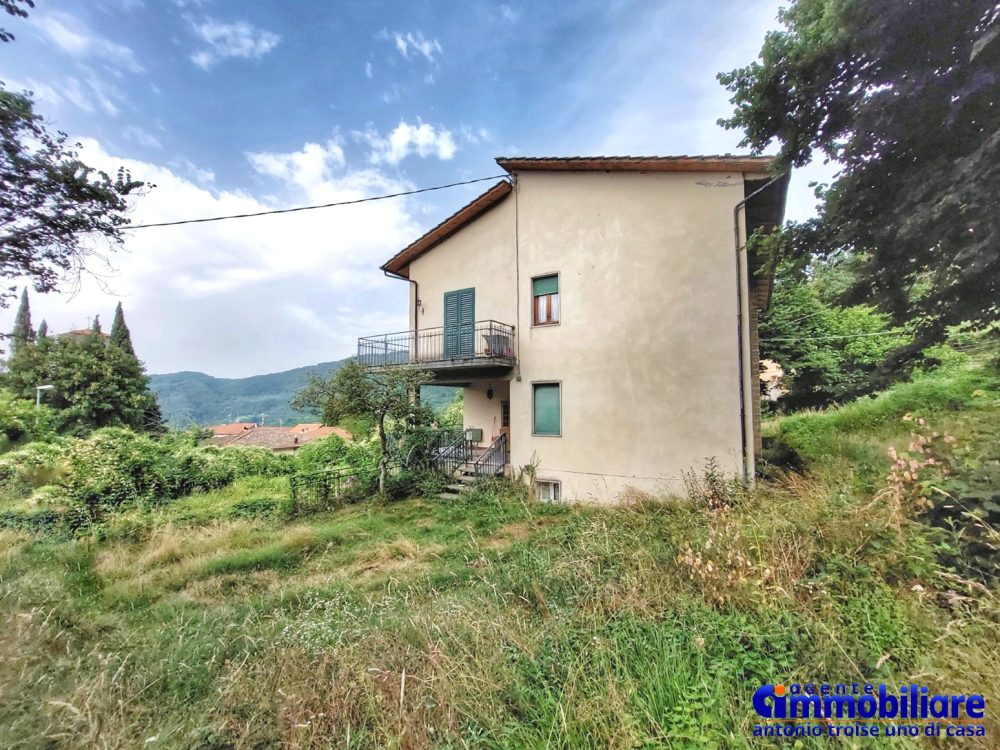 pistoia collinare vendesi casa bifamiliare con terreno 4+