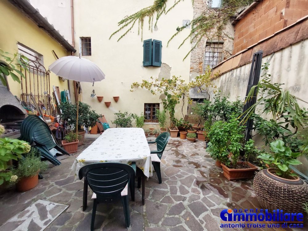 pistoia-vendesi-casa-bifamiliare-2-appartamenti-giardino 16