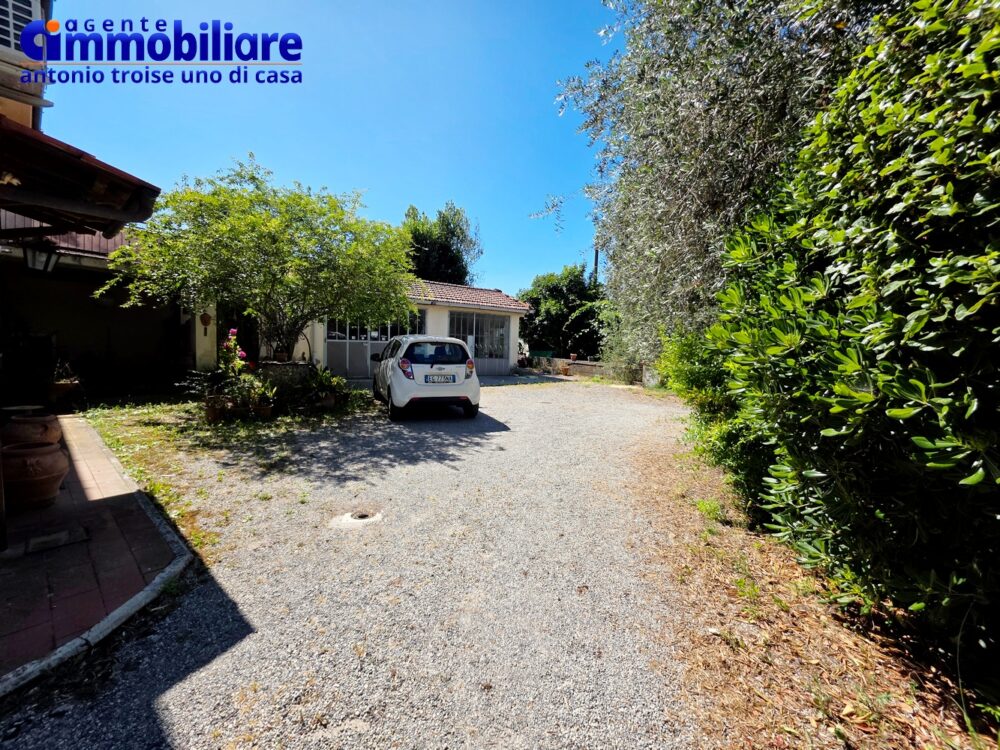 pistoia-vendesi-bifamiliare-garage-giardino 3